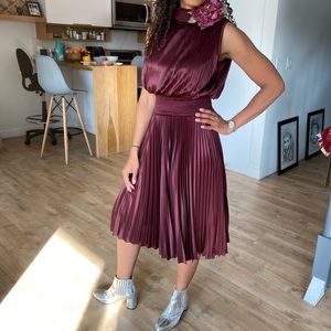 Sleeveless pleated dress